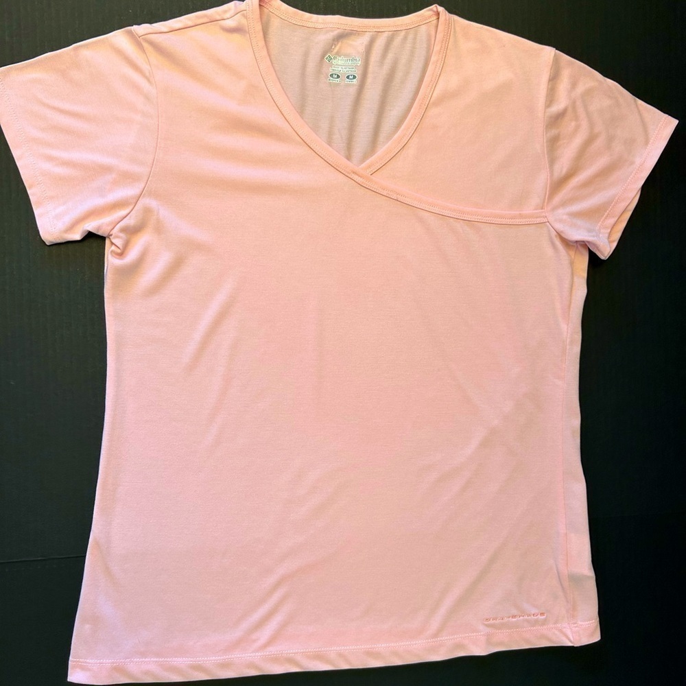 Columbia Omni Shade pink sportswear top in size Medium. A13
